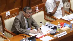 Menkumham Yasonna Laoly saat rapat dengan Komisi III DPR RI di Senayan, Jakarta, Rabu (17/3/2021). Yasonna memaparkan sejumlah masalah dwi kewarganegaraan Riwu Kore yang menikah dengan warga negara Amerika Serikat dan memiliki anak yang juga tentara di negeri Paman Sam. (Liputan6.com/Angga Yuniar)