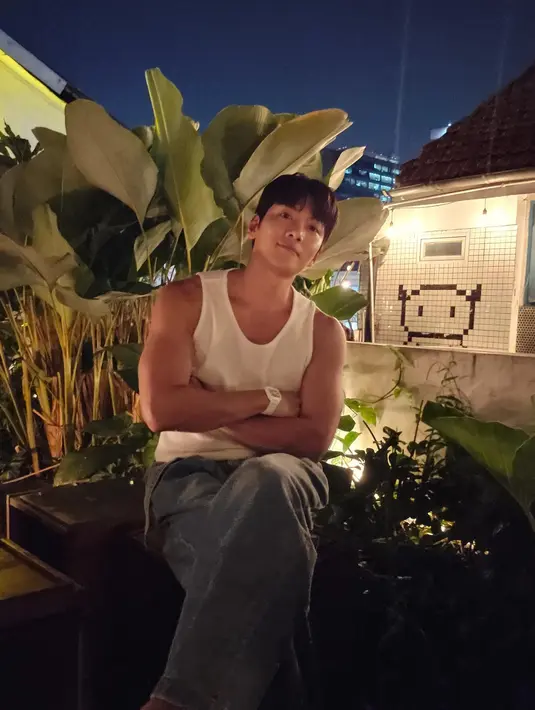<p>Ji Chang Wook duduk santai di sebuah sudut M Bloc Space. Kedatangannya sempat membuat pengunjung heboh. (Foto: Instagram/ jichangwook)</p>