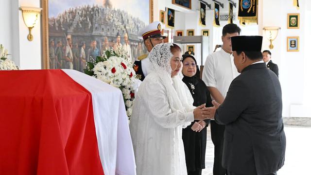 Presiden Prabowo Subianto menghadiri upacara persemayaman dan pelepasan jenazah Jenderal TNI (Purn) Ryamizard Ryacudu di Kantor Kementerian Pertahanan, Jakarta, Senin (1/6/2026).