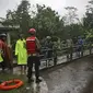 Tim gabungan saat mencari korban banjir bandang di sungai Sempor, Sleman, Yogyakarta, Jumat (21/2/2020). Sedikitnya 200 personel gabungan terus melakukan pencarian Siswa SMPN 1 Turi yang hanyut saat kegiatan susur sungai. (AP Photo)