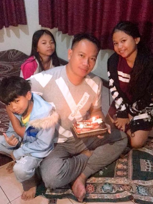 Tulis Pesan Menyentuh Buat Anak, Ini 6 Momen Manis Vicky dengan Ketiga Buah Hatinya