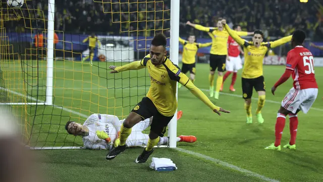 Striker Pierre-Emerick Aubameyang merayakan gol ke gawang Benfica (AP Photo/Michael Probst)