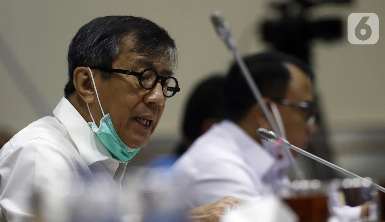 Menteri Hukum dan HAM Yasonna Laoly menyampaikan penjelasan kepada Komisi III DPR saat rapat kerja di Kompleks Parlemen, Jakarta, Senin (22/6/2020). Rapat juga membahas penjelasan recofusing APBN Tahun 2020, persiapan new normal di lapas dan imigrasi serta isu-isu lainnya. (Liputan6.com/Johan Tallo)