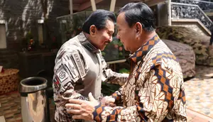 Menteri Pertahanan (Menhan) RI Prabowo Subianto saat mengunjungi kediaman seniornya, Jenderal TNI (Purn) AM Hendropriyono. (Tim Media Prabowo Subianto)