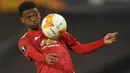 Gelandang Manchester United, Amad Diallo mengontrol bola saat menghadapi Granada pada laga leg kedua Liga Europa 2020/2021 di Old Trafford Stadium, Manchester (15/4/2021). Amad Diallo asal Pantai Gading yang baru saja kembali dari semusim masa peminjaman bersama Sunderland, didatangkan Manchester United dari Atalanta pada tengah musim 2020/2021. Masih belum mampu menembus tim utama, hingga kini ia baru bermain dalam 9 laga dengan torehan 1 gol dan 1 assist. (AFP/Oli Scarff)