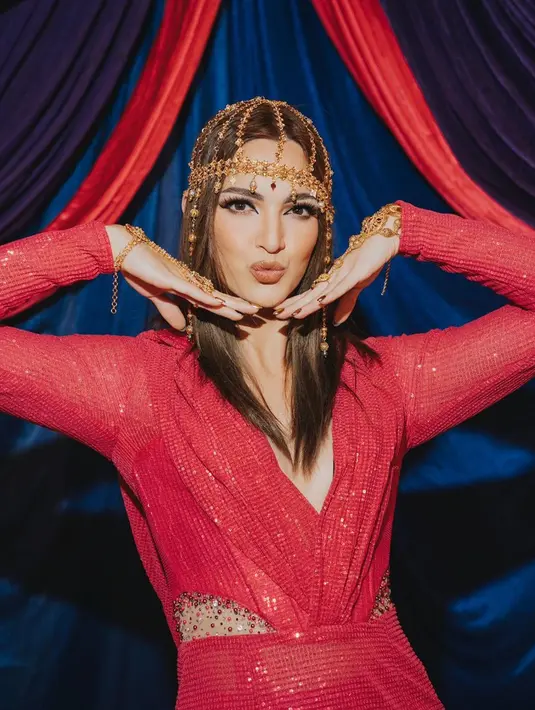 Nia Ramadhani sendiri tampil glamor dengan gaun v-neck merah. [@ramadhaniabakrie]