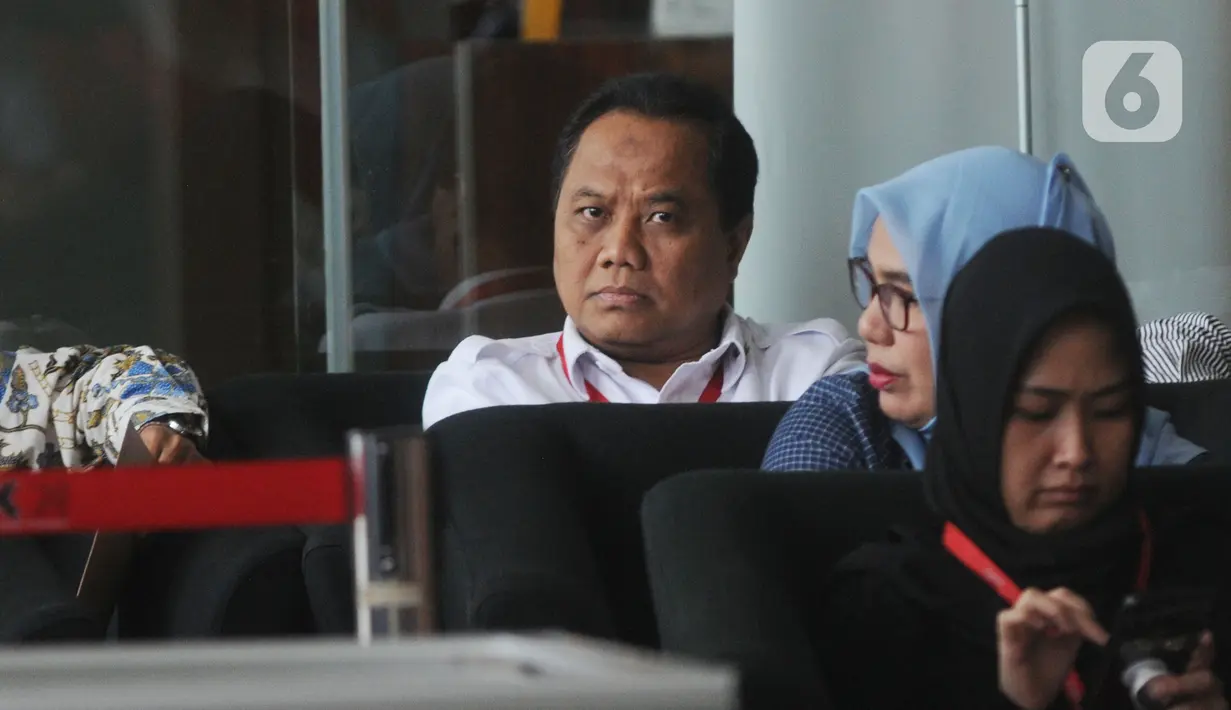 Direktur Operasional dan Pelayanan Publik Perum Bulog, Tri Wahyudi Saleh menunggu panggilan penyidik akan menjalani pemeriksaan sebagai saksi terkait kasus suap pengelolahan Distribusi gula di PTPN III di Gedung KPK, Jakarta, Selasa (17/12/2019). (merdeka.com/Dwi Narwoko)