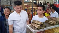 Gibran Rakabuming dan Chef Arnold saat keliling Pasar Gede, Solo, Jawa Tengah. (dok. Instagram @gibran_rakabuming/https://www.instagram.com/p/B6DWorvhuPH/Putu Elmira)