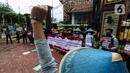 Organisasi WALHI bersama masyarakat Rukun Tani Sumberejo Pakel melakukan aksi di depan Mabes Polri, Jakarta, Jumat (21/1/2022). Mereka menuntut kekerasan yang dilakukan oknum aparat kepolisian terhadap Warga Rukun Tani Sumberejo Pakel, Desa Pakel, Banyuwangi, Jawa Timur. (Liputan6.com/Johan Tallo)