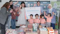 Maucash menyalurkan donasi uang dan barang untuk yayasan Sayap Ibu Jakarta. (Istimewa)