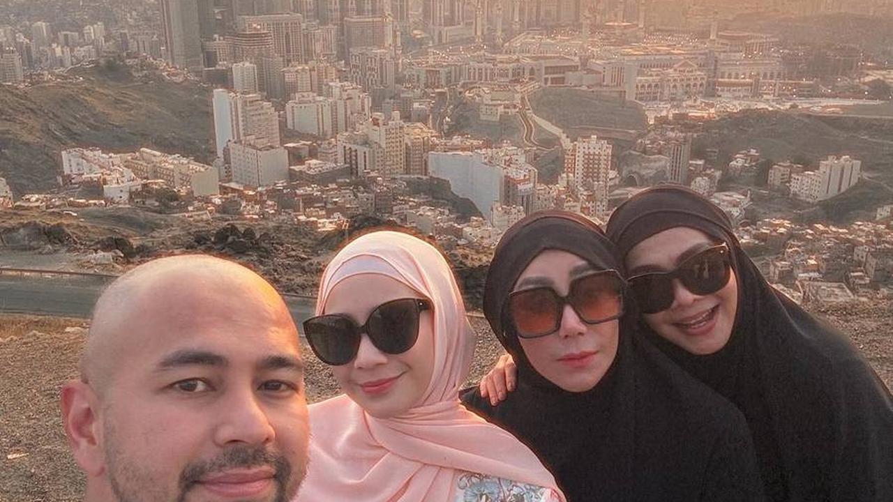 Pasangan selebriti ini juga tak lupa membagikan foto selfie mereka bersama sang ibunda, Amy Qanita dan Rieta Amalia.<br>