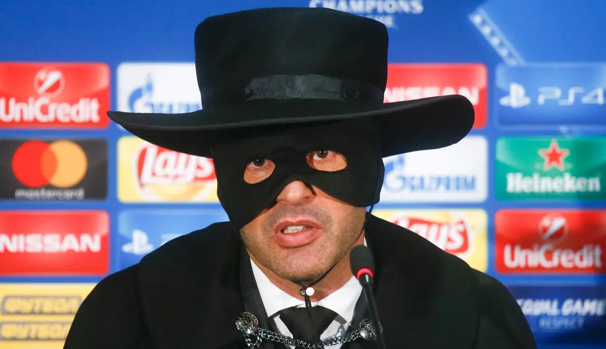 Pelatih Shakhtar Donetsk, Paulo Fonseca tampil dengan dandanan nyentrik dalam jumpa pers setelah Liga Champions melawan Manchester City di Metalist Stadium, Kamis (7/12). Fonseca hadir menghadapi wartawan dengan penampilan Zorro. (AP/Efrem Lukatsky)