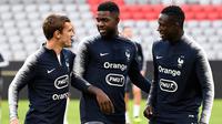 Pemain Prancis, Antoine Griezmann, Samuel Umtiti dan Benjamin Mendy berbincang saat melakukan sesi latihan jelang laga UEFA Nations League di Munich, Jerman, Rabu (5/9/2018). Prancis akan berhadapan dengan Jerman. (AFP/Franck Fife)