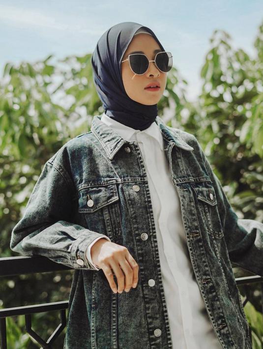 Sebagai selebriti yang tetap eksis dari remaja hingga sekarang ini, Poppy Bunga memiliki penggemar setia. Banyak dari gayanya ini pun jadi sebuah referensi. Tampil kekinian dengan jaket denim, Poppy Bunga padukan dengan kacamata hitamnya yang makin terlihat keren. (Liputan6.com/IG/poppybungariphat)