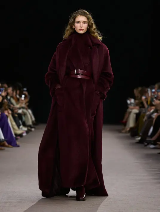 Jaket pendek yang pas di tubuh menonjolkan siluet ramping dan kaki jenjang, sementara rompi hadir dalam ukuran lebih kecil untuk digunakan sebagai lapisan tambahan di bawah jaket atau sebagai gilet pedesaan di atas mantel berstruktur tajam. [Dok/MaxMara].