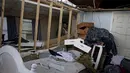 Amber Breaux melihat-lihat sisa-sisa rumahnya yang hancur untuk mencari barang-barang setelah Badai Ida di Dulac, Louisiana, Sabtu (4/9/2021). Ida menerjang pesisir Louisiana pada Minggu, (30/8), sebagai badai Kategori 4, terkuat kelima yang melanda Amerika. (AP Photo/John Locher)