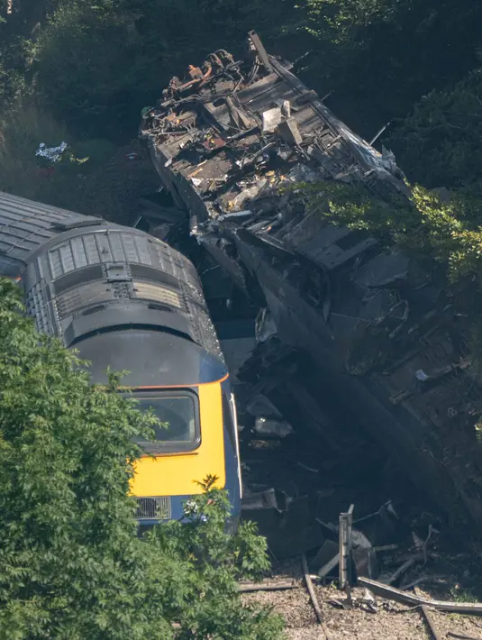 Sebuah kereta penumpang yang tergelincir dekat Stonehaven di timur laut Skotlandia (12/8/2020). Kecelakaan tersebut mengakibatkan gerbong kereta terguling hingga keluar jalur rel. (AFP/MICHAL WACHUCIK)