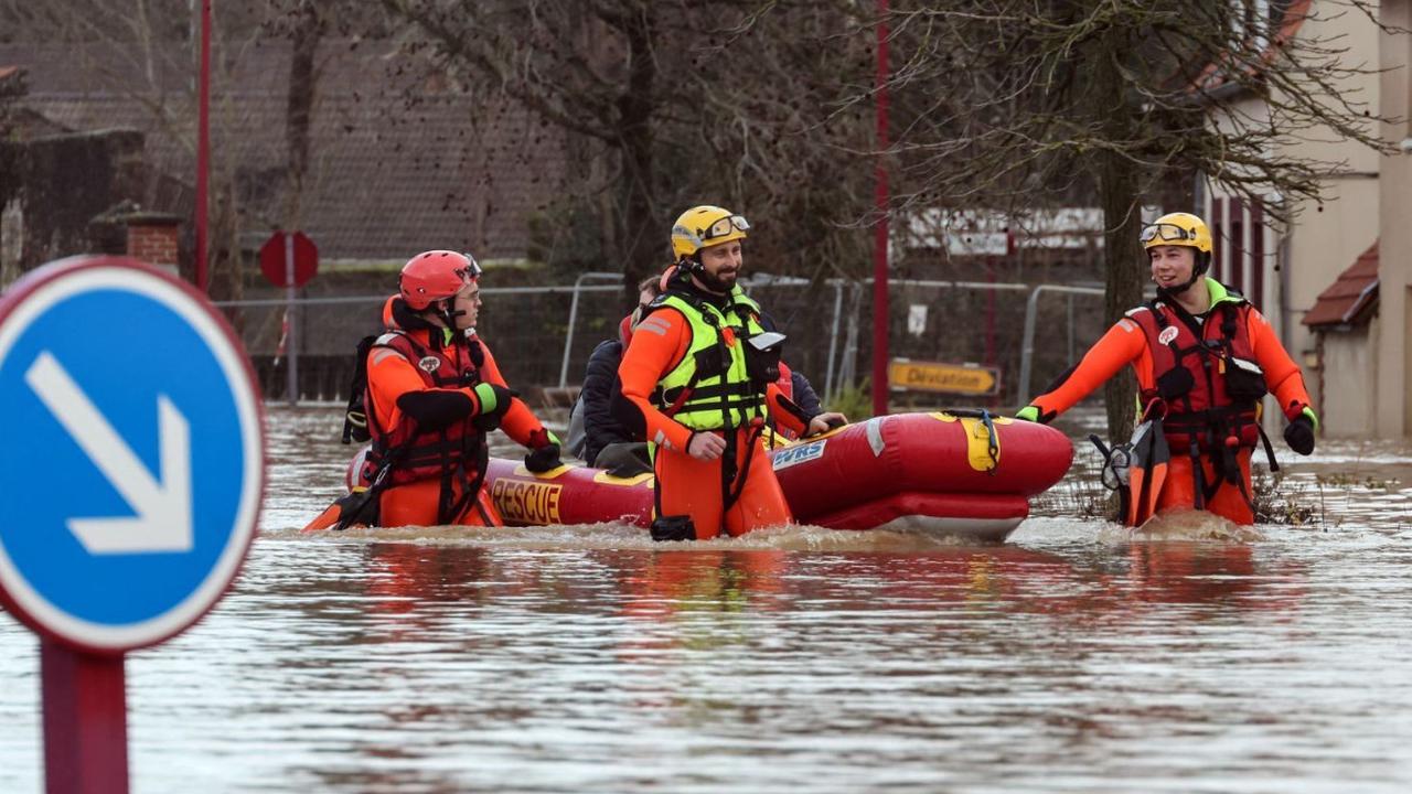 Banjir dan badai salju sedang melanda negara-negara di Eropa. Bencana alam yang diakibatkan dari Badai Henk ini telah menyebabkan kerugian besar di beberapa wilayah hingga negara terdampak sehingga menghambat aktivitas sehari-hari warga dan menimbulkan ke