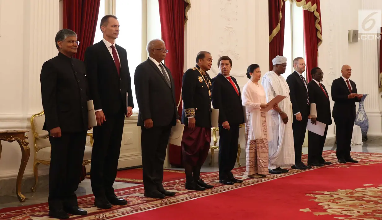 Para duta besar dari sembilan negara menghadiri Penyerahan surat-surat kepercayaan Duta Besar Luar Biasa dan Berkuasa Penuh (LBBP) untuk Republik Indonesia kepada Presiden Joko Widodo di Istana Merdeka, Jakarta, Selasa (12/9). (Liputan6.com/Angga Yuniar)