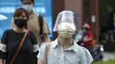 Warga mengenakan masker untuk membantu melindungi diri dari penyebaran virus corona COVID-19 di Taipei, Taiwan, Senin (12/7/2021). Kasus COVID-19 di Taiwan naik ke level tiga. (AP Photo/Chiang Ying-ying)