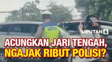 Kejadian tak mengenakan dialami seorang petugas polisi di Jakarta. Pengendara motor acungkan jari tengah setelah ditegur karena tidak pakai helm.