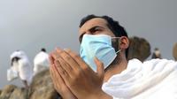 Jemaah berdoa saat melaksanakan rangkaian ibadah haji di Padang Arafah, dekat Makkah, Arab Saudi, Kamis (30/7/2020). Hanya sekitar 1.000 jemaah yang diizinkan untuk melakukan ibadah haji tahun ini karena pandemi virus corona COVID-19. (AP Photo)