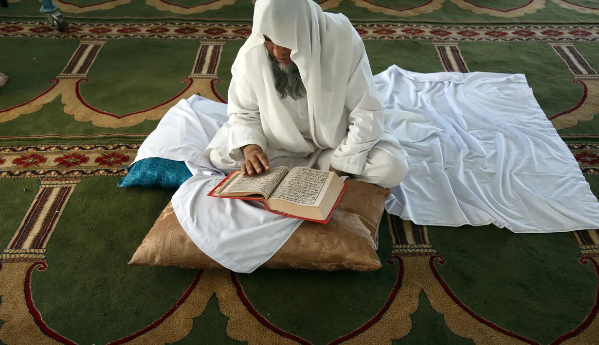 Umat muslim Afghanistan membaca Alquran di sebuah masjid di Kabul, Rabu (6/6). Selama sepuluh hari terakhir Ramadan, umat muslim melakukan itikaf dengan melakukan dzikir, berdoa, dan salat sunnat untuk menantikan malam Lailatul Qadar. (AP/Rahmat Gul)