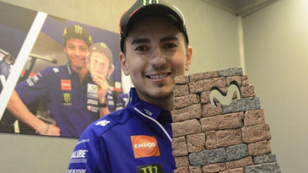 Jorge Lorenzo jadi desainer trofi MotoGP Aragon 2015