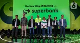 Managing Director of EMTEK Grup Sutanto Hartono, CEO of Grab Alex Hungate, Komisaris Utama SCM Adi W Sariaatmadja, President Director of Superbank Tigor M. Siahaan, Country Managing Director of Grab Indonesia Neneng Goenadi, President Director of EMTEK Grup Alvin W. Sariaatmadja, Managing Director Group Finance Singtel Gan Siok Hoon, dan CEO of Kakaobank Yoon Ho Young (kiri ke kanan) berfoto bersama usai peluncurkan The New Way of Banking with Superbank di Jakarta, Rabu (19/6/2024). (Liputan6.com/Angga Yuniar)
