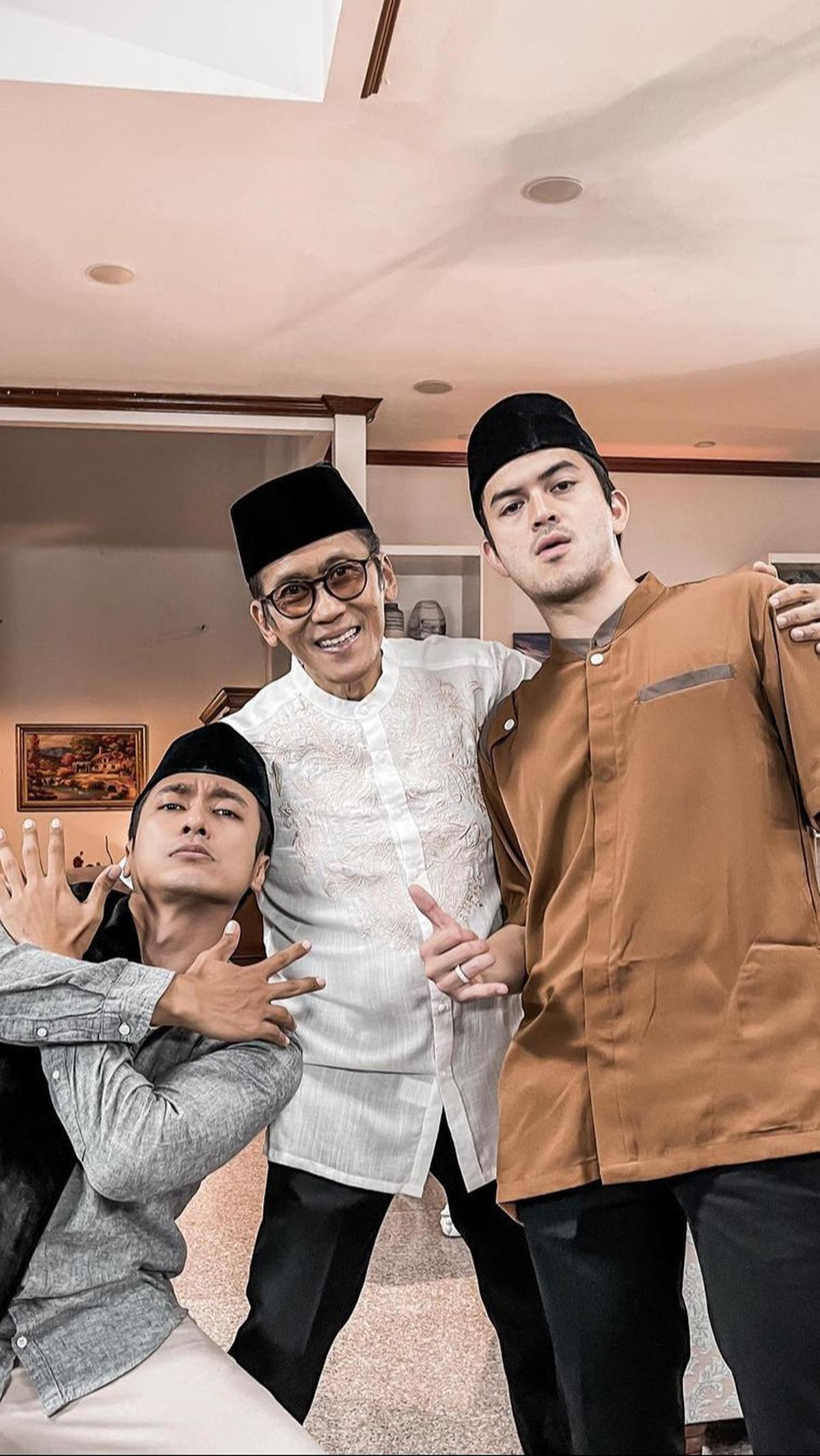 Dalam sinetron, keduanya adalah putra dari Bapak Mario Pratama (Pangky Suwito). Begini potret akrab ketiganya.&nbsp;