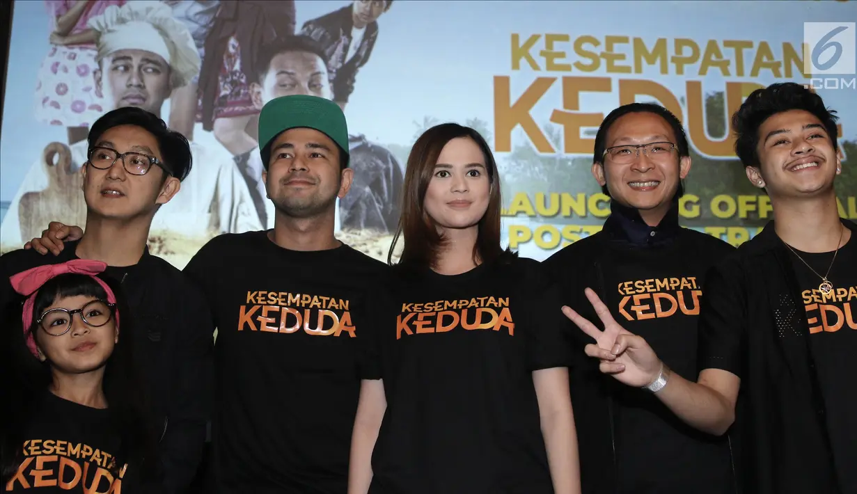 Para pemain film Kesempatan Keduda berpose saat peluncuran trailer dan poster di Jakarta, Senin (10/9). Poster film ini menampilkan warna cerah dan foto pemain utama yatu Raffi Ahmad, Zizan Razak, dan Cut Meyriska. (Liputan6.com/Herman Zakharia)