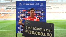 Dony Tri Pamungkas dengan trofi pemain muda terbaik BRI Super League 2025/2026. (Dok. I.League)