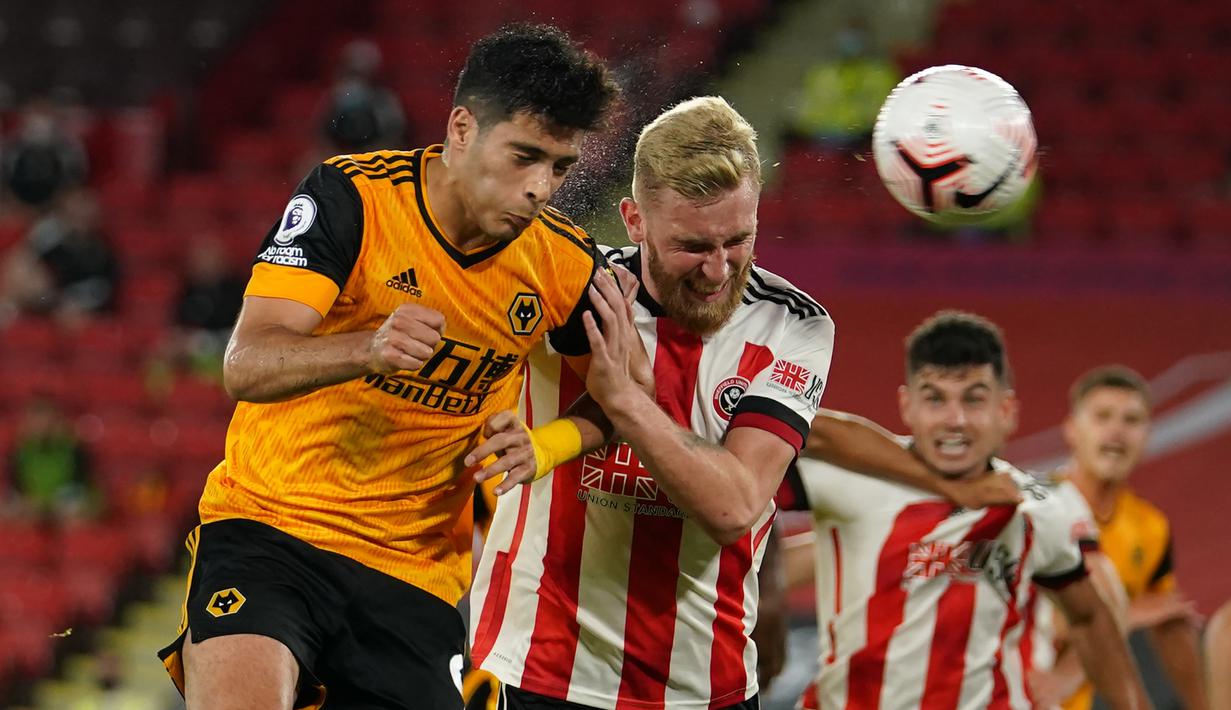 Penyerang Wolverhampton Wanderers, Raul Jimenez, berebut bola dengan pemain Sheffield United pada laga Liga Inggris di Bramall Lane, Selasa (15/9/2020). Wolverhampton menang 2-0 atas Sheffield United. (AFP/Dave Thompson/pool)