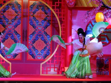 Dua artis seni akrobat asal China beratraksi dalam pertunjukan "The Dazzling Duo Chinese Acrobatic Show" di Tangerang City Mall, Tangerang, Jumat (20/2/2015). Pertunjukan akrobat dalam rangka memperingati Imlek 2566. (Liputan6.com/Faisal R Syam) 