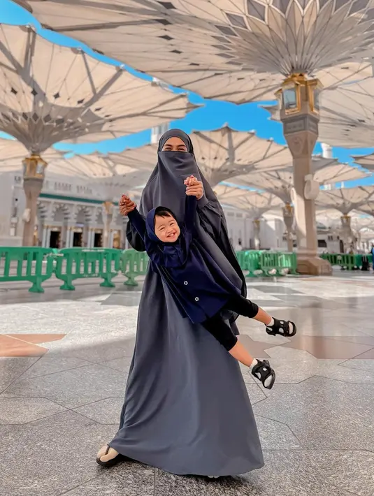 Gaya kompak dengan pose yang tak kalah menggemaskan dari Ria Ricis dan Moana. Ricis memilih tampilan dengan warna serba abu-abu, sedangkan Moana tampil lucu dengan outfit biru navy dan legging hitam. [Foto: Instagram/riaricis1795]