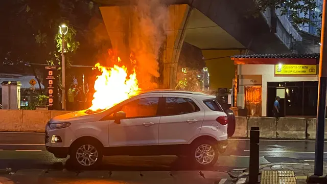 Sebuah mobil hangus terbakar di Pos polisi (pospol) Cut Meutia, Cikini, Menteng, Jakarta Pusat, Rabu (3/7/3024) (Liputan6.com/Raden Trimutia Hatta)