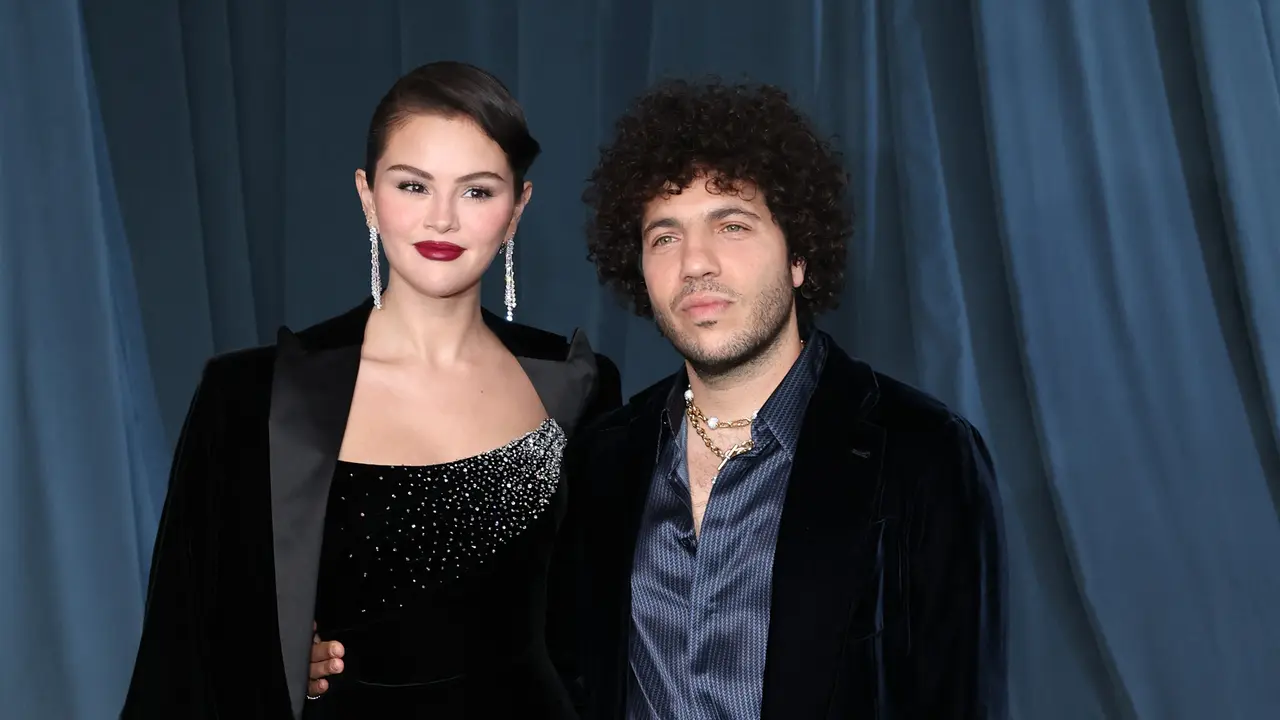 Selena Gomez dan Benny Blanco di karpet merah Academy Museum Gala di Los Angeles. (Amy Sussman/Getty Images/AFP Amy Sussman / GETTY IMAGES NORTH AMERICA / Getty Images via AFP)