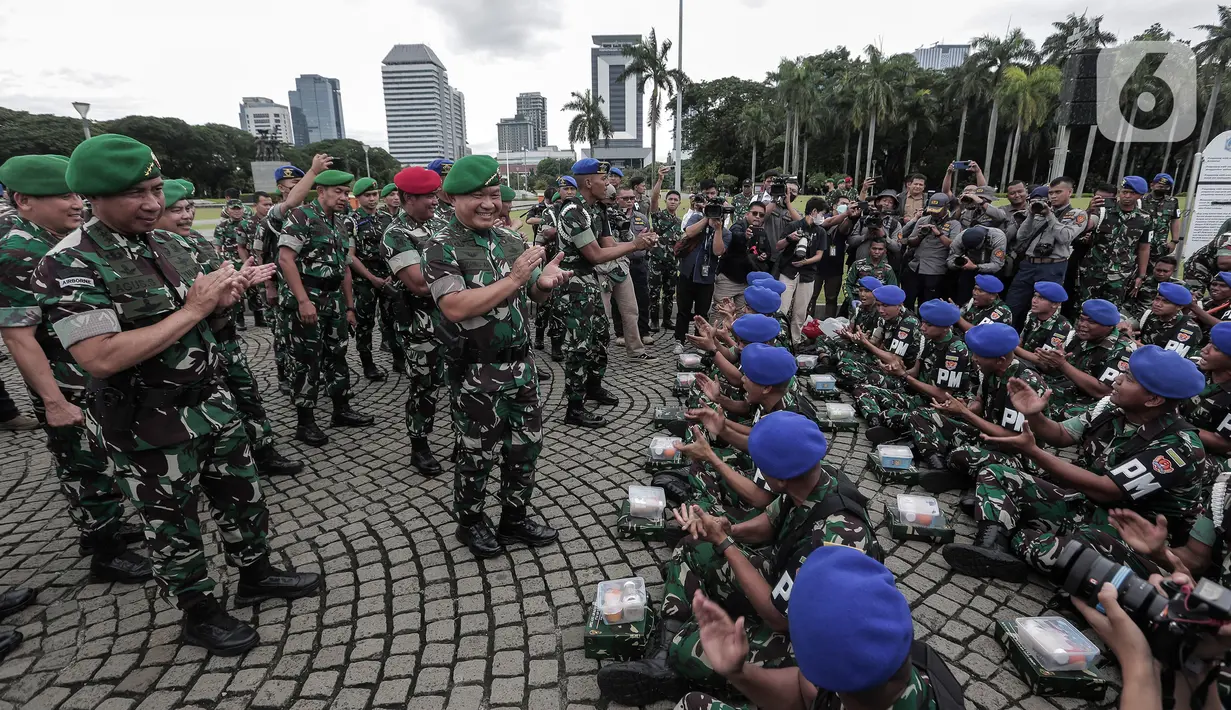 Kepala Staf Angkatan Darat (KSAD) Jenderal TNI Dudung Abdurachman (tengah) menyapa pasukan saat memimpin Apel Gelar Kesiapsiagaan TNI Angkatan Darat di Lapangan Monumen Nasional (Monas), Jakarta Pusat, Rabu (26/10/2022). KSAD menekankan TNI AD di antaranya semakin menunjukkan peran, fungsi, dan tugasnya untuk membantu masyarakat dan melakukan kegiatan-kegiatan yang optimal dan maksimal dalam membantu menyukseskan program-program pemerintah. (Liputan6.com/Johan Tallo)