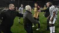 Presiden PAOK Ivan Savvidis turun ke lapangan dan mengancam wasit setelah gol klubnya dianulir pada Liga Yunani kontra AEK Athens di Stadion Toumbas, Minggu (11/3). Ivan Savvidis memasuki lapangan dengan membawa senjata di pinggangnya (AFP PHOTO/stringer)