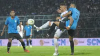 Striker asing Arema, Robert Lima Guimaraes (dua dari kanan). (Bola.com/Iwan Setiawan)