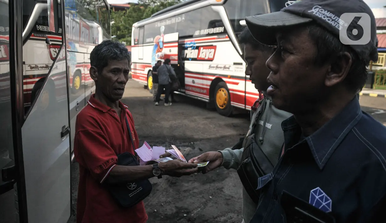 Warga Depok sejak pekan lalu juga sudah mulai bertolak ke daerah melalui Terminal Jatijajar. (merdeka.com/Iqbal S Nugroho)
