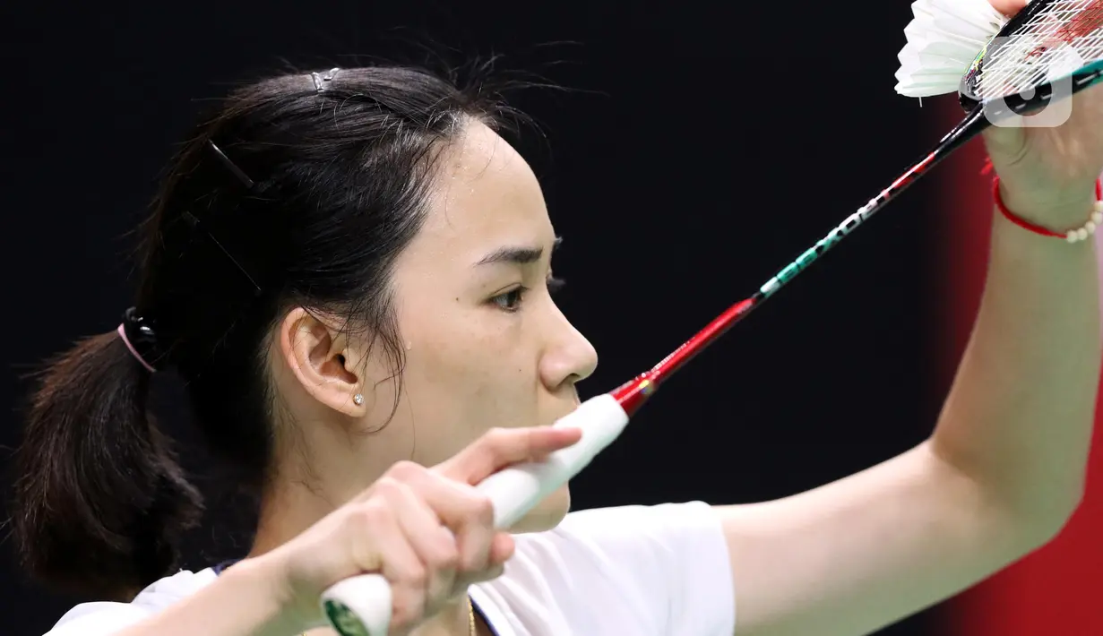 Pebulutangkis tunggal putri Thailand, Nitchaon Jindapol saat melawan Carolina Marin (Spanyol) pada babak pertama Indonesia Masters 2020 di Istora GBK, Jakarta, Rabu (15/1/2020). Nitchaon Jindapol kalah 13-21, 15-21. (Liputan6.com/Helmi Fithriansyah)