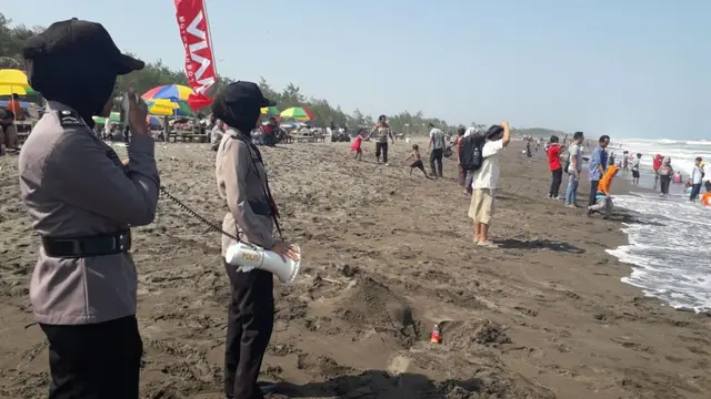 Polisi Pariwisata meningkatkan patroli di sepanjang pantai wisata Kebumen untuk mengantisipasi kecelakaan air yang disebabkan ombak tinggi laut selatan Jawa. (Liputan6.com/Polres Kebumen/Muhamad Ridlo)