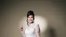 Untuk melengkapi tampilannya, Maia memilih makeup glam bernuansa soft peach dengan bulu mata lentik dan complexion flawless. Anting chandelier berkilau yang dikenakannya juga mempertegas aura glamor ala socialite klasik. [@maiaestiantyreal].