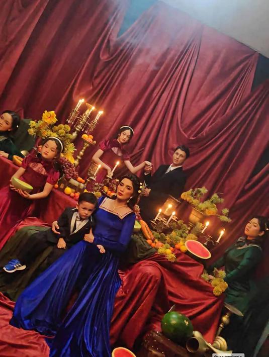 Dalam media sosial Instagram keduanya, hasil pemotretannya ini pun sudah diunggah dan banyak menuai pujian dari para netizen. Disebut bak keluarga kerajaan, paras Ussy Sulistiwaty pun tidak kalah mencuri perhatian. (Liputan6.com/IG/@ussypratama)