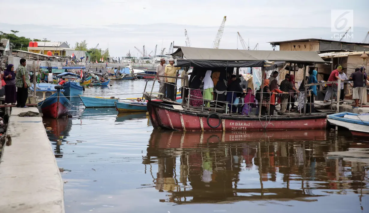 ejumlah warga menggunakan transportasi perahu eretan di kawasan kampung Akuarium, Jakarta, Minggu (12/11). Perahu eretan ini memudahkan warga yang tinggal di wilayah Luar Batang untuk menyeberang menuju kampung Akuarium. (Liputan6.com/Faizal Fanani)