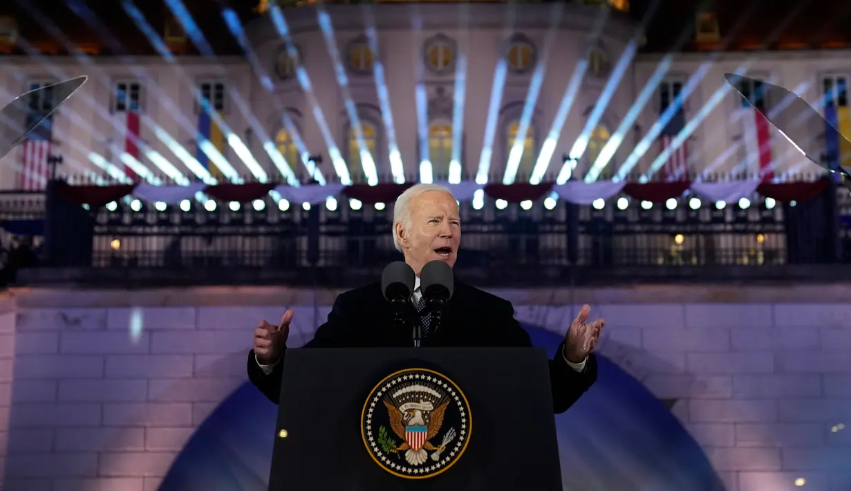 Presiden Amerika Serikat Joe Biden menyampaikan pidato yang menandai peringatan satu tahun invasi Rusia ke Ukraina di Royal Castle Gardens, Warsawa, Polandia, 21 Februari 2023. Dalam pidatonya Biden menyebut nama Putin 10 kali, sementara Putin dalam pidatonya yang berlangsung selama satu jam 45 menit tidak sekali pun menyebut nama Biden. (AP Photo/ Evan Vucci)