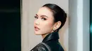 Gaya makeup Mahalini Raharja yang mempertajam area matanya. Di sini ia menata rambutnya dengan gaya yang sleek dan clean, menambahkan nuansa merah muda di mata dan bibir. [Foto: Instagram/mahaliniraharja]