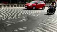 Gelombang Panas di India bikin pita marka di jalan meleleh.