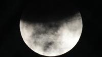 Gerhana bulan sebagian terlihat di Manila, Filipina, Jumat (19/11/2021). Gerhana bulan yang diamati pada tanggal 18 dan 19 November di berbagai wilayah dunia ini merupakan gerhana parsial yang terpanjang pada abad ini. (AP Photo/Aaron Favila)